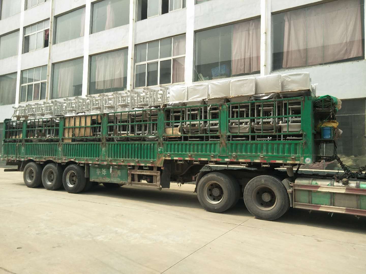 案例|睿學(xué)卓藝4000余套課桌椅批量發(fā)貨，交付客戶(hù)